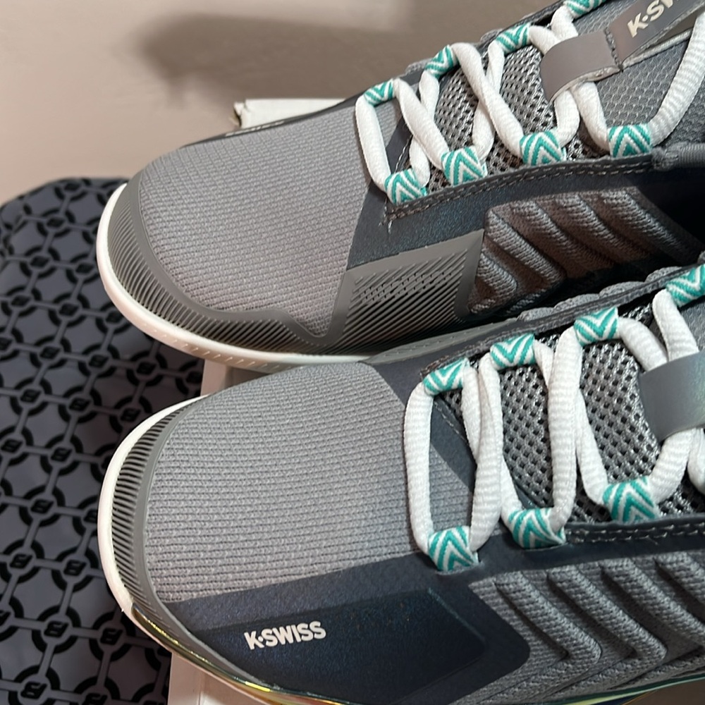 Women’s Tennis Shoes.  Size: 8 - Picture 3 of 8
